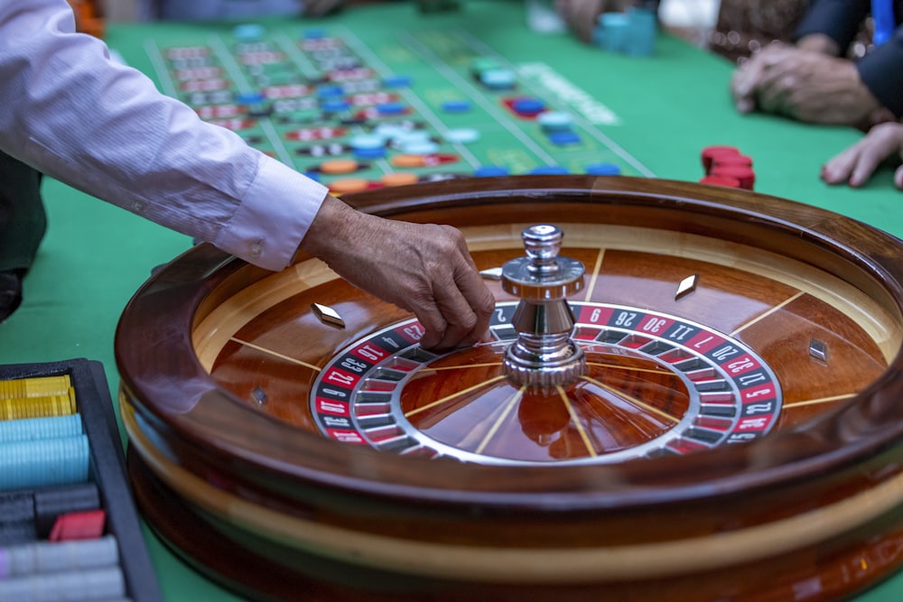Meja roulette dengan dealer