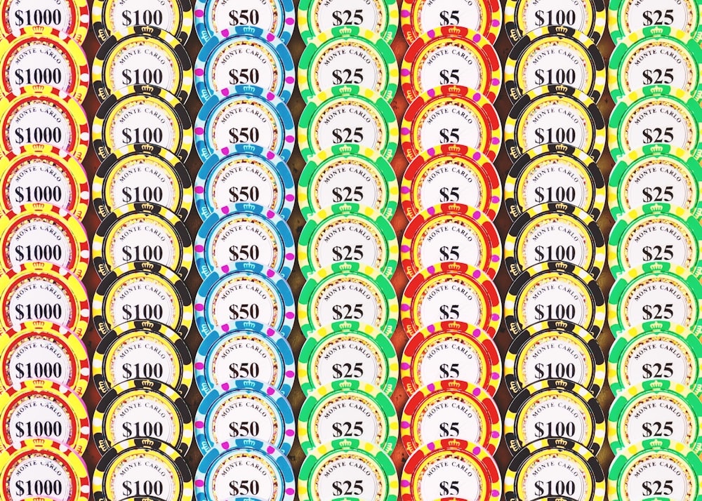 Chip poker berwarna di atas meja permainan