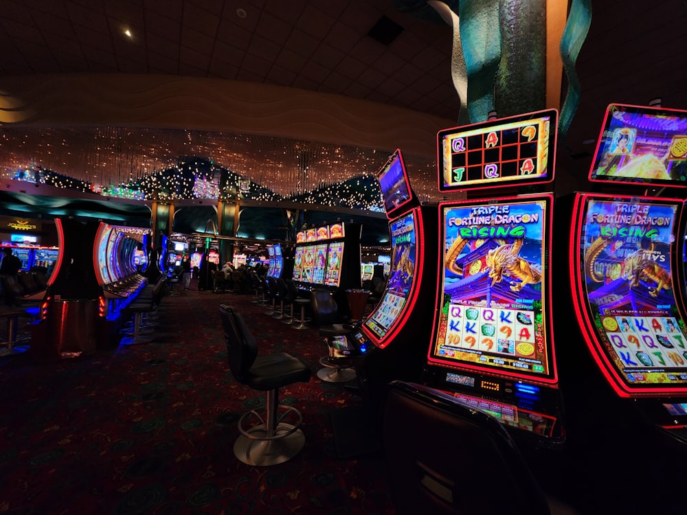 Deretan mesin slot dengan lampu menyala