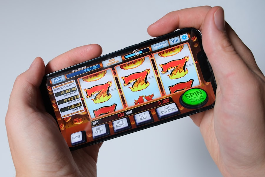 Seseorang bermain game slot di ponsel cerdas