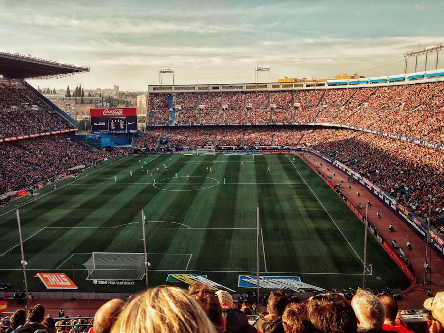 Lapangan sepak bola dengan penonton